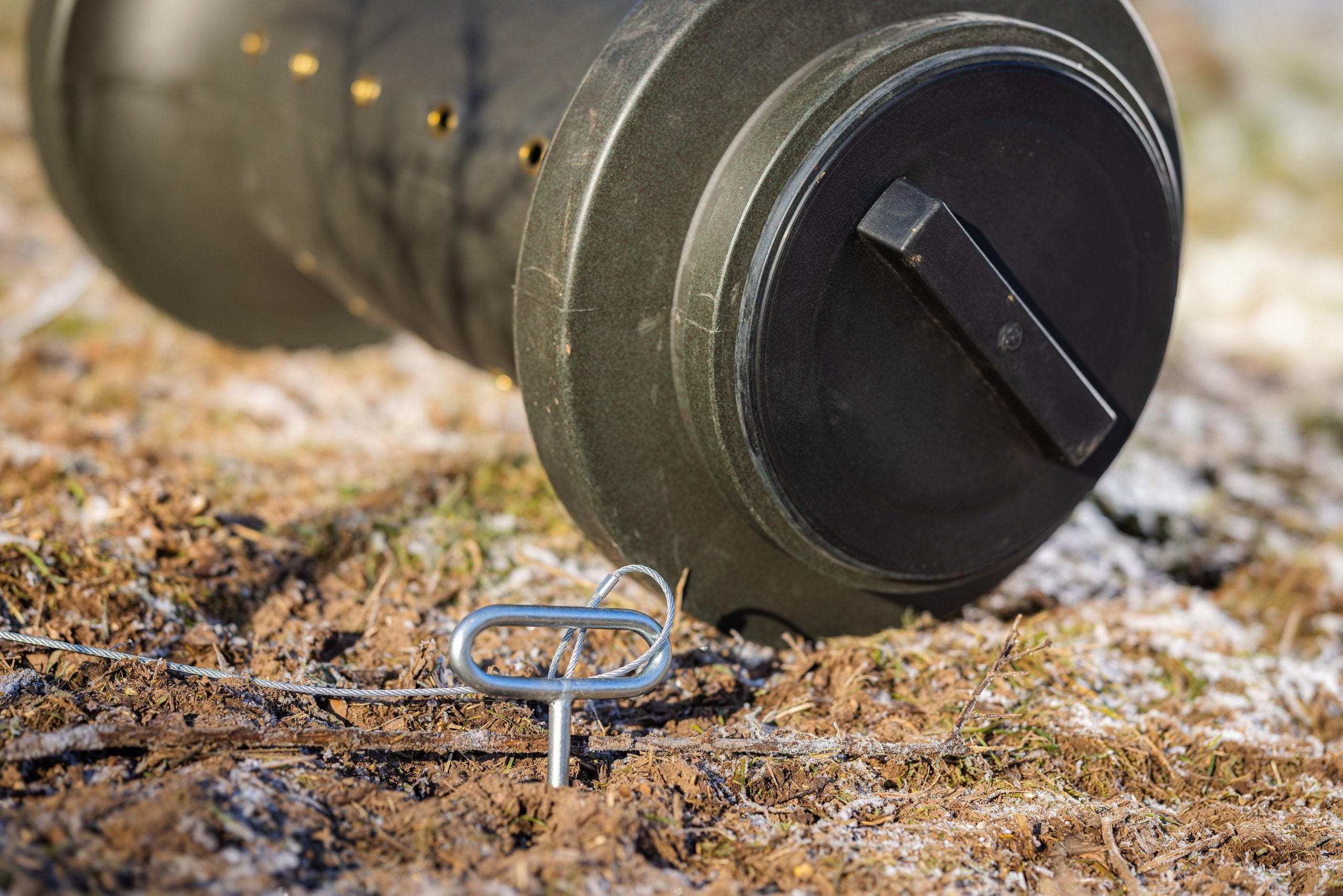 Eurohunt Robuste Wetterfeste Futtertrommel 2.0 für Effiziente Wildfütterung Jagdzubehör