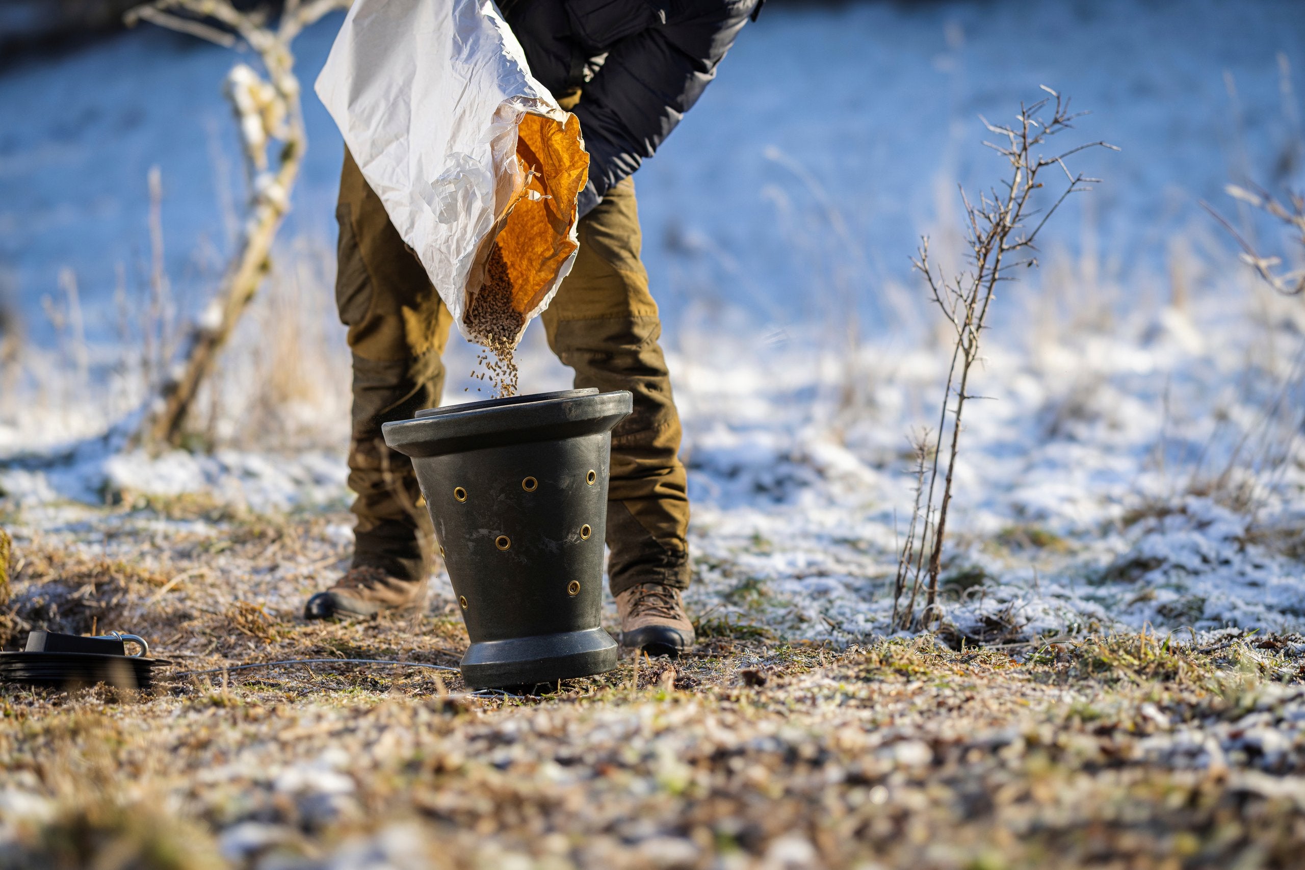 Eurohunt Futterkegel 2.0 Robuster Frostbeständiger Wildfutterspender für Schwarzwild 18kg