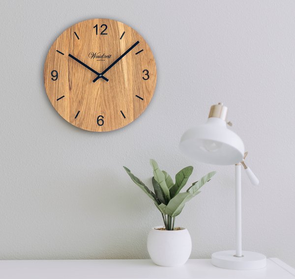 Waidzeit Tempus Eiche Wanduhr: Echtholz-Design, Präzises Junghans Uhrwerk, 30,5 cm Durchmesser