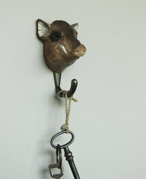 Dekorativer Wildschwein Wandhaken aus Metall und Holz, handgeschnitzt und handbemalt
