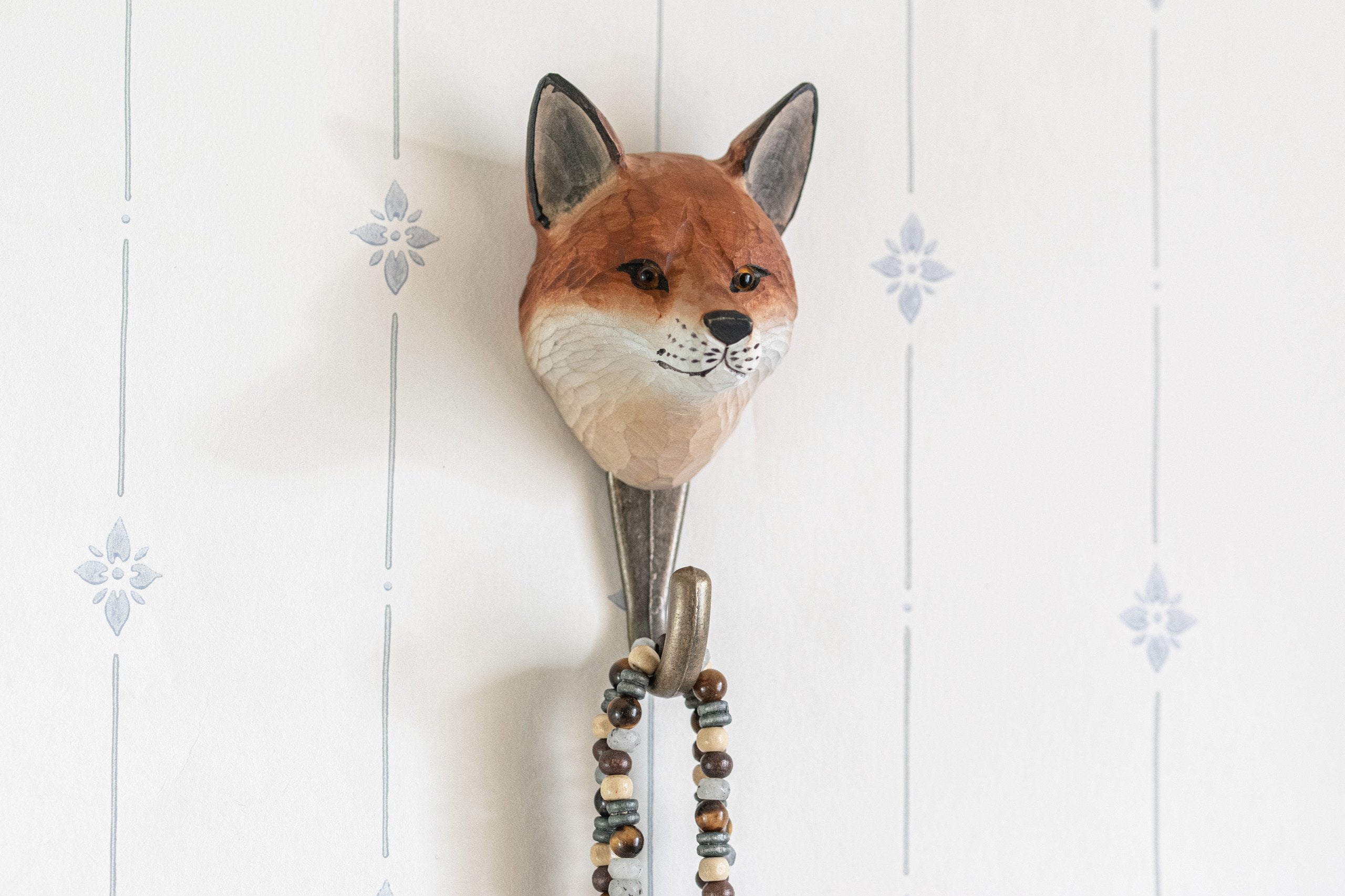 Wandhaken Fuchs: Handgeschnitztes Holz, Robustes Metall, Handbemalt, Dekorativer Blickfang