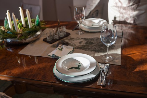 Rustikales Jagd Schnapsservice Set mit 6 Tiermotiv-Gläsern auf Eichenbrett