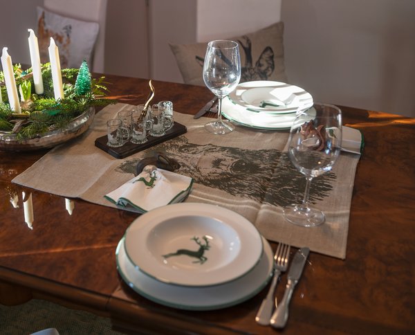 Rustikales Jagd Schnapsservice Set mit 6 Tiermotiv-Gläsern auf Eichenbrett