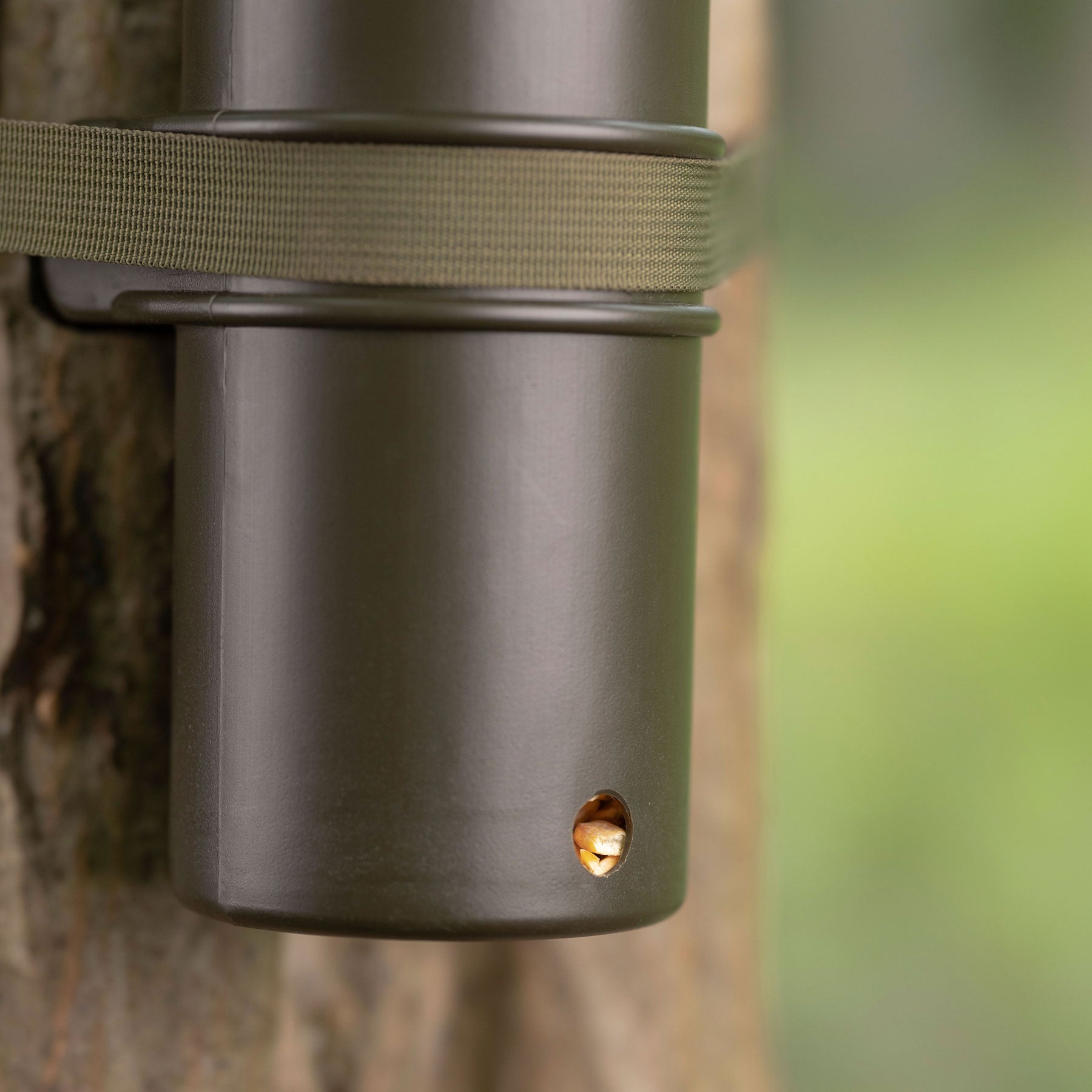EUROHUNT Coonpipe Waschbär-Kirrung Futterrohr für eine effektive Lockjagd