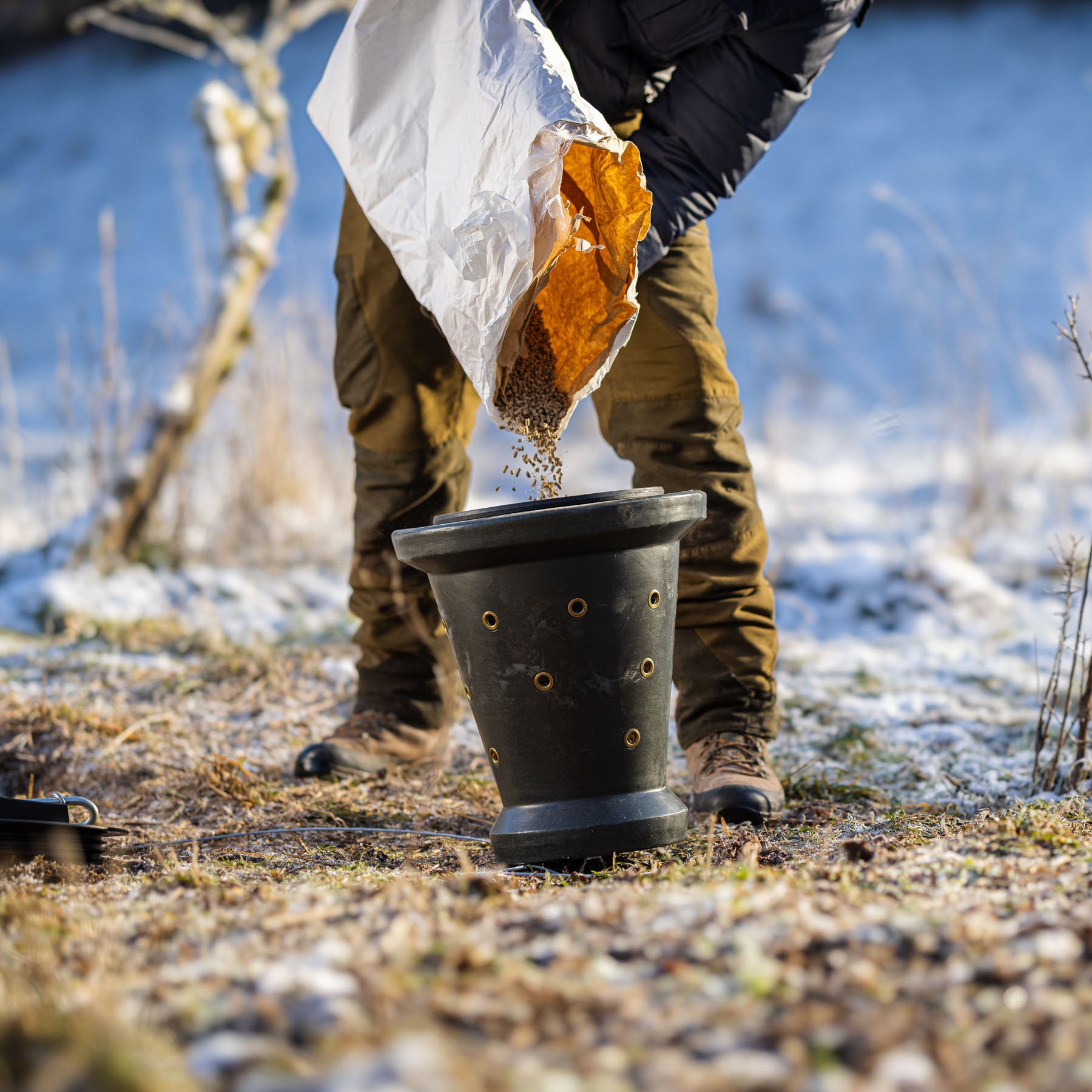 EUROHUNT Futterkegel für Schwarzwild 18kg Kapazität mit verstärkten Metallösen
