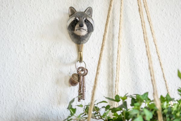 Einzigartiger Handgeschnitzter Waschbär Wandhaken aus Holz & Metall für Kleidung