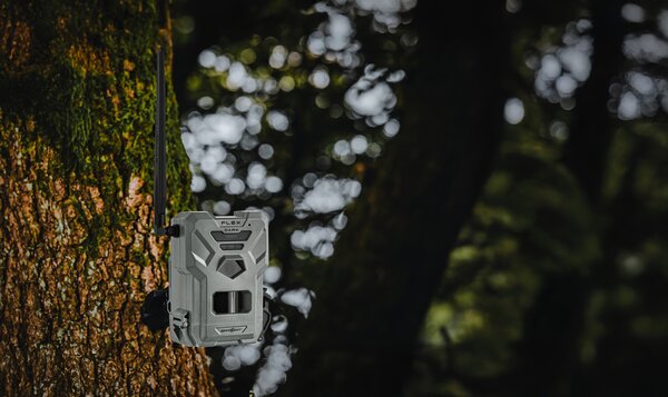 Spypoint Flex Dark Wildkamera: 40MP, 1080p Video, LTE-App-Steuerung, Unsichtbarer Blitz