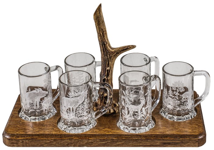 Rustikales Jagd Schnapsservice Set mit 6 Tiermotiv-Gläsern auf Eichenbrett